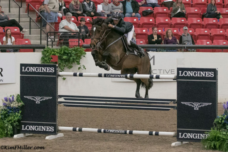 Richard-Spooner-Chatinus-clearing-the-final-jump-off-fence